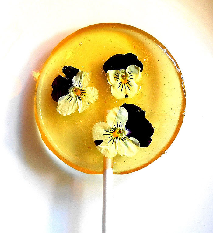 Custom lollipop with edible flower
