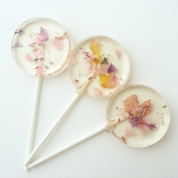 A box of 20 clear floral lollipops, size 2 inch, with candy floss flavor

Suitable for vegetarians. May contain traces of milk, soy, sulfates, and hazelnuts.